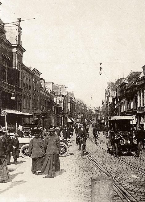 Twee automobielen in de Haarlemse binnenstad (1906).